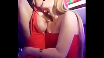 Elise Sanches Et Une Blonde Sexy S'Adonnent À Des Baisers Lesbiens