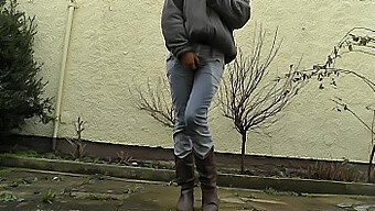 High-Definition-Video Einer Frau, Die Dringend In Nasse Jeans Pinkeln Muss