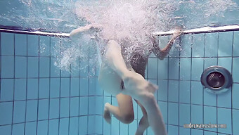 Sexe Russe En Plein Air Avec De Petites Filles Européennes Dans La Piscine