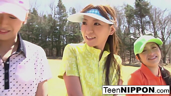 Ragazze Asiatiche Adolescenti Si Impegnano In Una Partita Di Strip Golf Per Divertimento