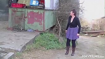 Abuela Alemana Amateur Se Entrega A Un Paseo En El Campo