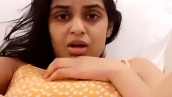 Ragazza Dello Sri Lanka Si Diverte Con Un Vibratore