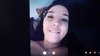 Belleza Madura Española Satisface A Un Fan Durante La Actuación En La Webcam