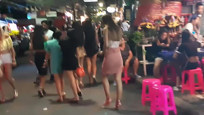 Tayland Cenneti: Pattaya'Nın Walking Street'Inde Bir Yürüyüş Derlemesi