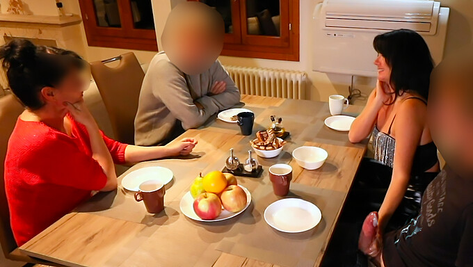 Tysk Milf Giver Et Uforglemmeligt Blowjob På En Offentlig Restaurant