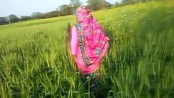 Lune De Miel En Plein Air Pour Une Mariée De Village Indien