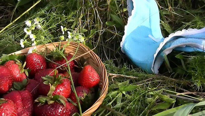 Süßes Mädel Mit Üppigen Erdbeeren Und Versteckter Überraschung