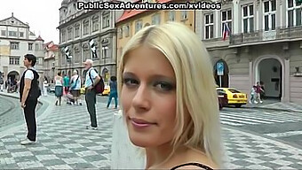 Extreme Openbare Seks Met Een Geile Naakte Blonde Babe