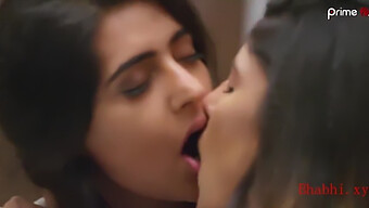 La Actriz India Shiny Dixit En Una Escena Lésbica Sensual Para Junoon E Ishq