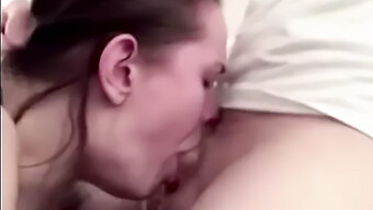 Une Femme Promiscueuse Reçoit Une Pénétration Buccale Intense Et Avale Du Sperme !