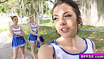 Un Bollente Trio Tra Cheerleader E Il Loro Allenatore Eccitato Con Sesso Orale E Face-Fucking