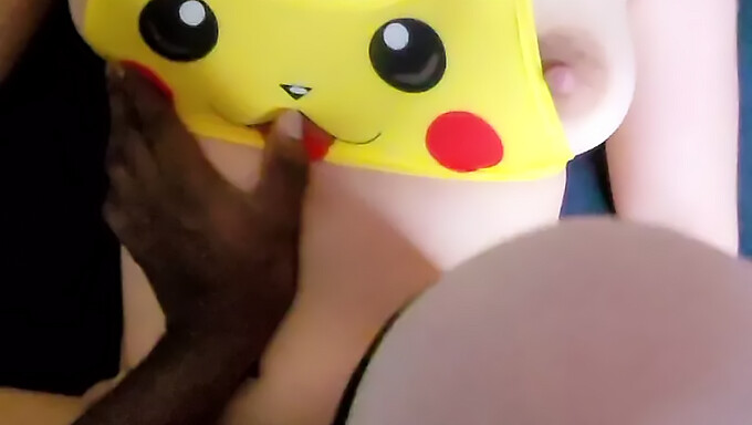 En Fransk Tjej I En Sexig Pikachu-Kostym Blir Kraftigt Knullad Från Ett Pov-Perspektiv