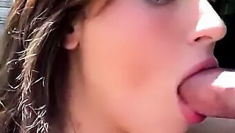 Eine Atemberaubende Instagram-Model Gibt Einem Fotografen Nach Einem Fotoshooting Einen Blowjob