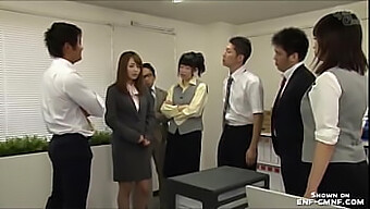 Des Employées De Bureau Japonaises Soumises À Un Traitement Humiliant