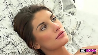 Očarujúca Prsnatá Kráska August Ames Je Zmyselne Vymrdaná V Hd