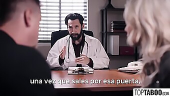 Una Pareja Busca Ayuda De Un Médico Para Problemas De Fertilidad