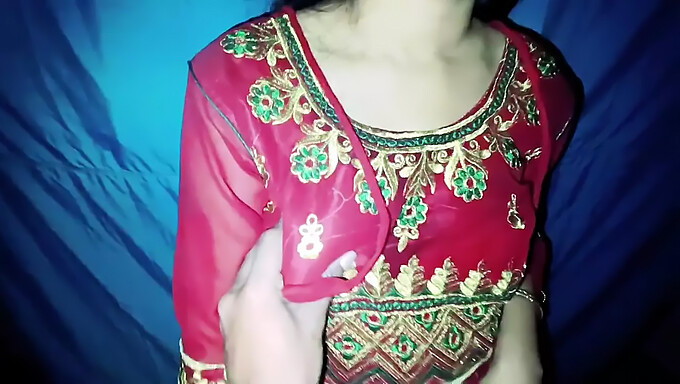 Une Femme Au Foyer Indienne Adore Faire L'Amour En Public En Lingerie Serrée