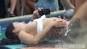 Wilder Gruppensex Am Pool Mit College-Mädchen Und Öffentlichem Flashing