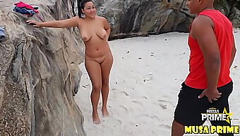 Une Superbe Jeune Fille De 18 Ans Aux Seins Naturels Se Fait Baiser Sur La Plage De Rio De Janeiro