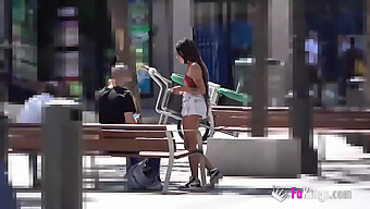 Une Fille Timide Cherche Des Hommes Sans Méfiance En Public Pour Devenir Une Star Du Porno!