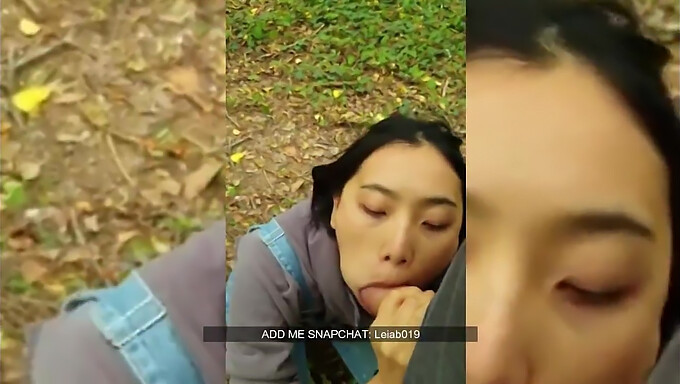 Gadis Cina Yang Lucu Memberikan Blowjob Di Tempat Umum Pada Penis Putih