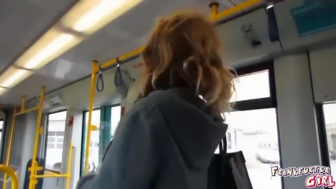 Chicas Disfrutando Del Auto-Placer A Bordo De Un Tranvía De Frankfurt