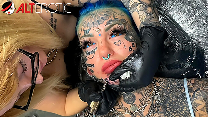 Garota Tatuada Deslumbrante Recebe Gozada Facial Em Vídeo Amador