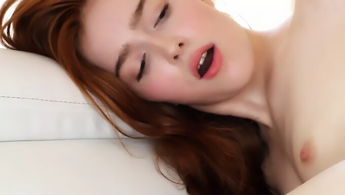 สาวผมแดง Jia Lissa บรรลุความสุขสูงสุด