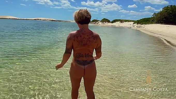 Amatör-Milf Med Stora Naturliga Bröst Njuter Av En Het Strandträff