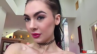 Marley Brinx, Seorang Brunette Muda, Bersiap-Siap Untuk Pertemuan Anal