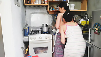 Um Vídeo Caseiro Amador Com Uma Garota De 18 Anos Irritada Na Cozinha.