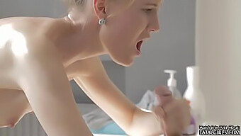 Blonder Teen Bekommt Die Muschi Von Ihrem Masseur Geleckt Und Gefickt