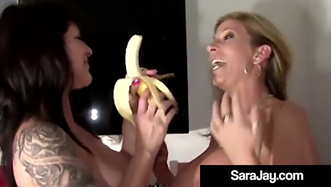 Sara Jay Och Daisy Rock Visar Upp Sin Kärlek Till Varandras Stora Bröst Och Rumpor I En Het Video