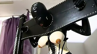 عشاق Bdsm يستكشفون رغباتهم المثيرة في الدعاوى المطاطية