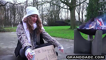 Una Teen Chica Recibe Una Sorpresa Sorprendente Durante Su Descanso Para El Almuerzo