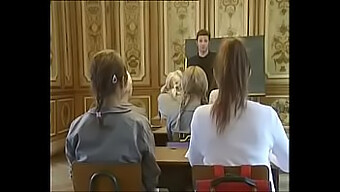 Ryšavé Školáčky Si Nechajú Zdvihnúť Sukne A Nohavičky V Klasickom Filme