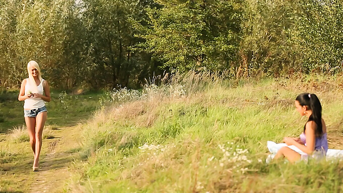 Tysk Tonåring Med Stora Naturliga Bröst Får Sin Trånga Fitta Slickad Och Knullad