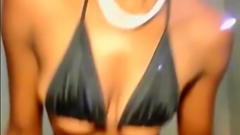 Seorang Wanita Afrika-Amerika Yang Menawan Menikmati Dirinya Sendiri Di Webcam.