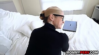 Una Milf Rubia Y Voluptuosa Se Topa Con Su Hijo Viendo Videos Explícitos De Su Madrastra. ¡no Te Pierdas Esta Escena Caliente!