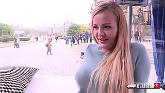 Blonde Skjønnhet Candy Alexa Opplever Sin Første Offentlige Møte